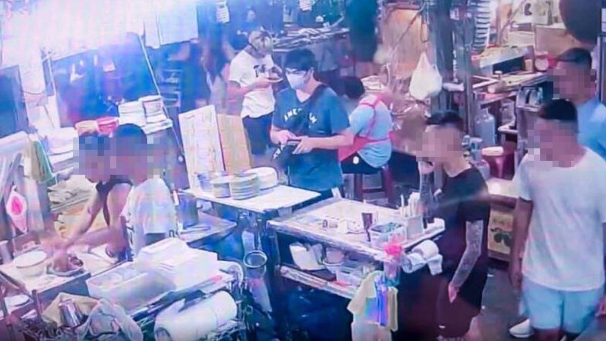 4名「阿志頭」惡煞前往海產店索取保護費。（圖／翻攝畫面）