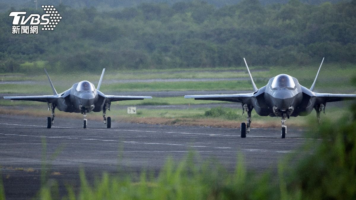 路透社拍到5架美軍F-35戰機降落波多黎各。(圖/達志影像路透社)
