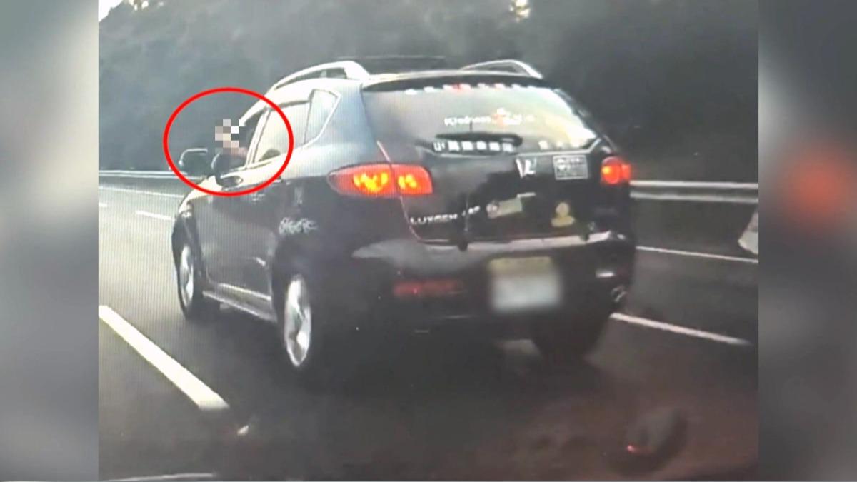 發生行車糾紛,該休旅車駕駛因此拿出疑似空氣槍射擊追逐。(圖/threads/zheng_hong.ko)