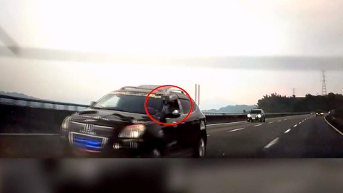 國道駕駛拿槍射前車 目擊者:太嚇人了。(圖/threads/zheng_hong.ko)