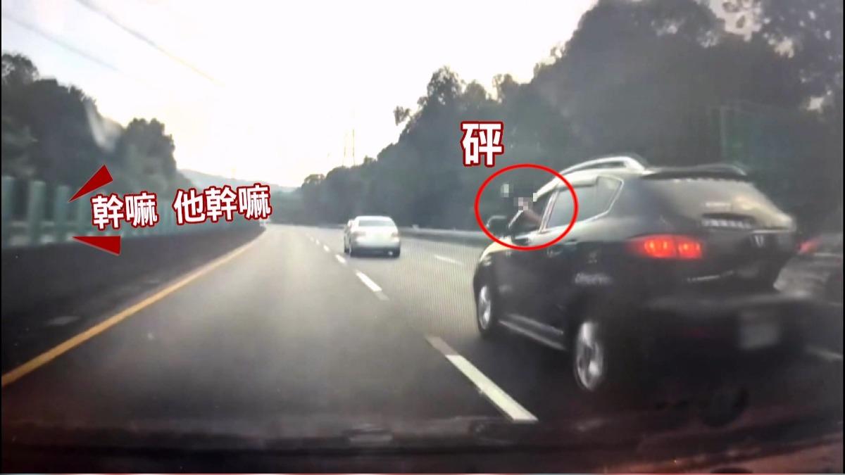 黑色休旅車駕駛竟在高速公路拔槍!南投路段「邊開車邊射擊」目擊者嚇醒。(圖/threads/zheng_hong.ko)