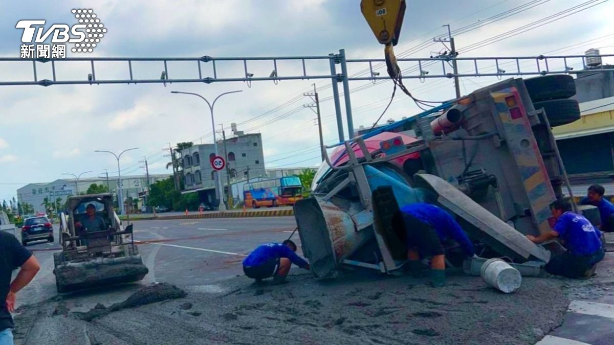 台南水泥車路口「翻覆解體」 泥砂濺滿地