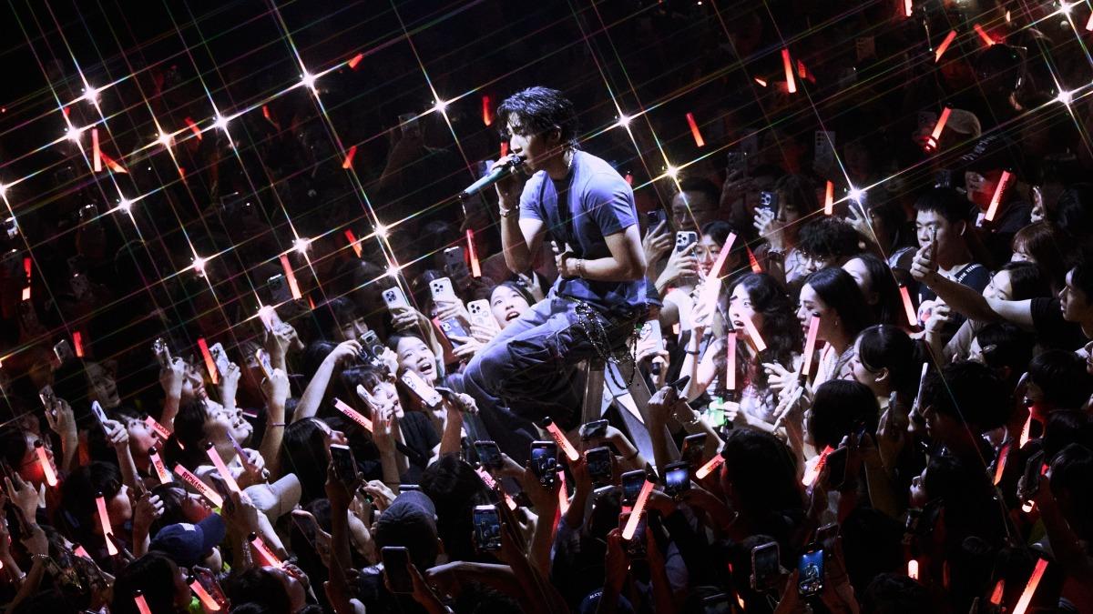 婁峻碩秒變身成「搬梯工人」。(圖/伊弗龐金有限公司提供)