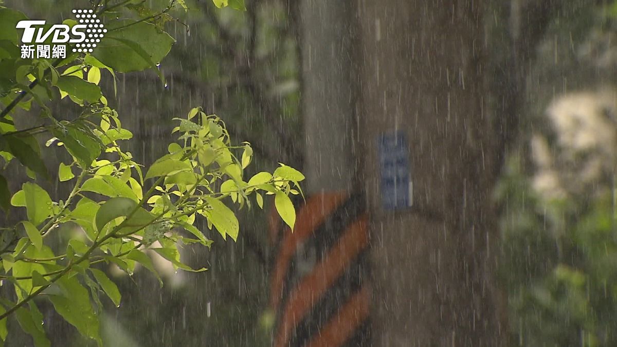 日本近來雨量爆表。（圖／TVBS） 
