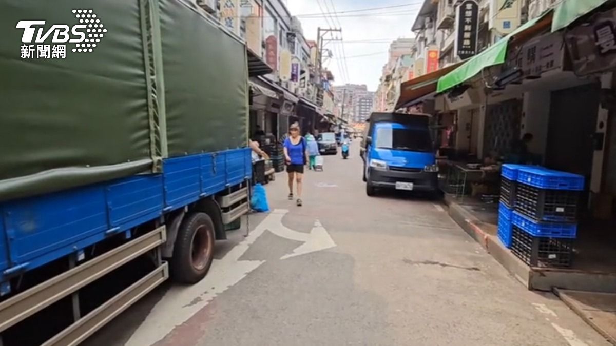 臨江街夜市客人排隊引發衝突。（圖／TVBS）