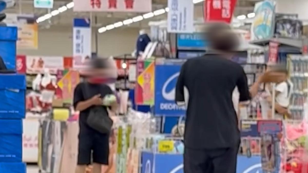 年輕男子因差點被球砸中而情緒激動,一位路過的阿伯看不過去,立即上前勸阻,卻意外加劇了衝突。(圖/翻攝Threads_liora17_)