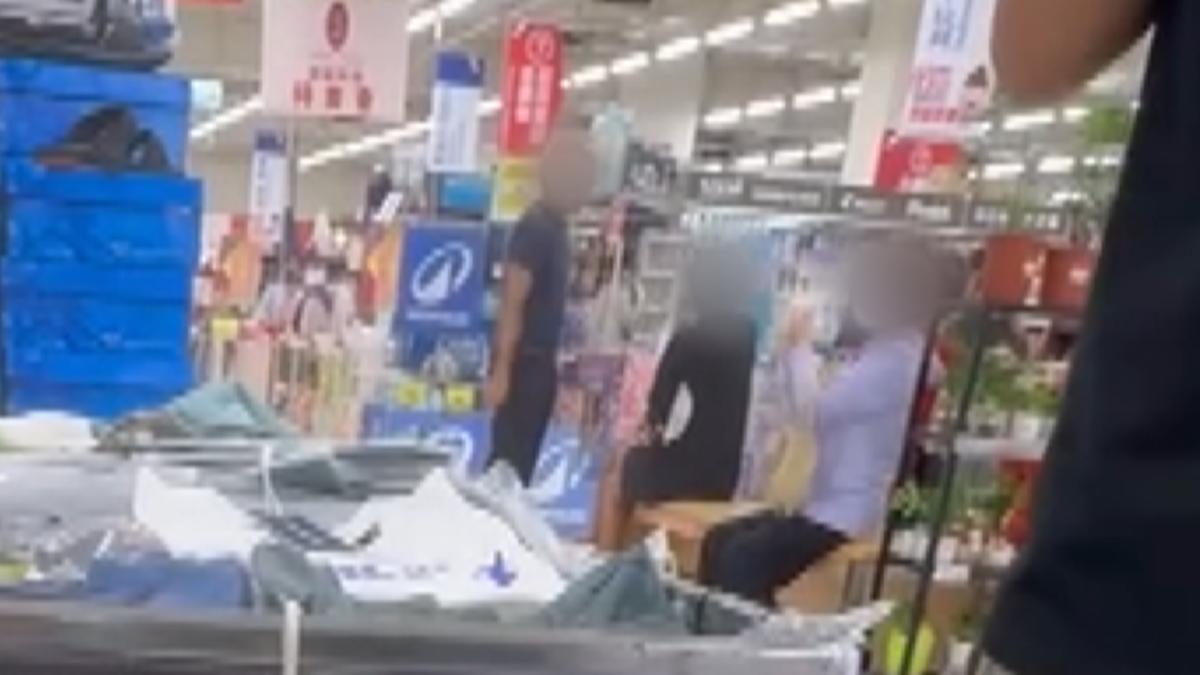 險被球K男子賣場咆哮! 阿伯看不慣幫腔 雙方對罵爆笑歪樓