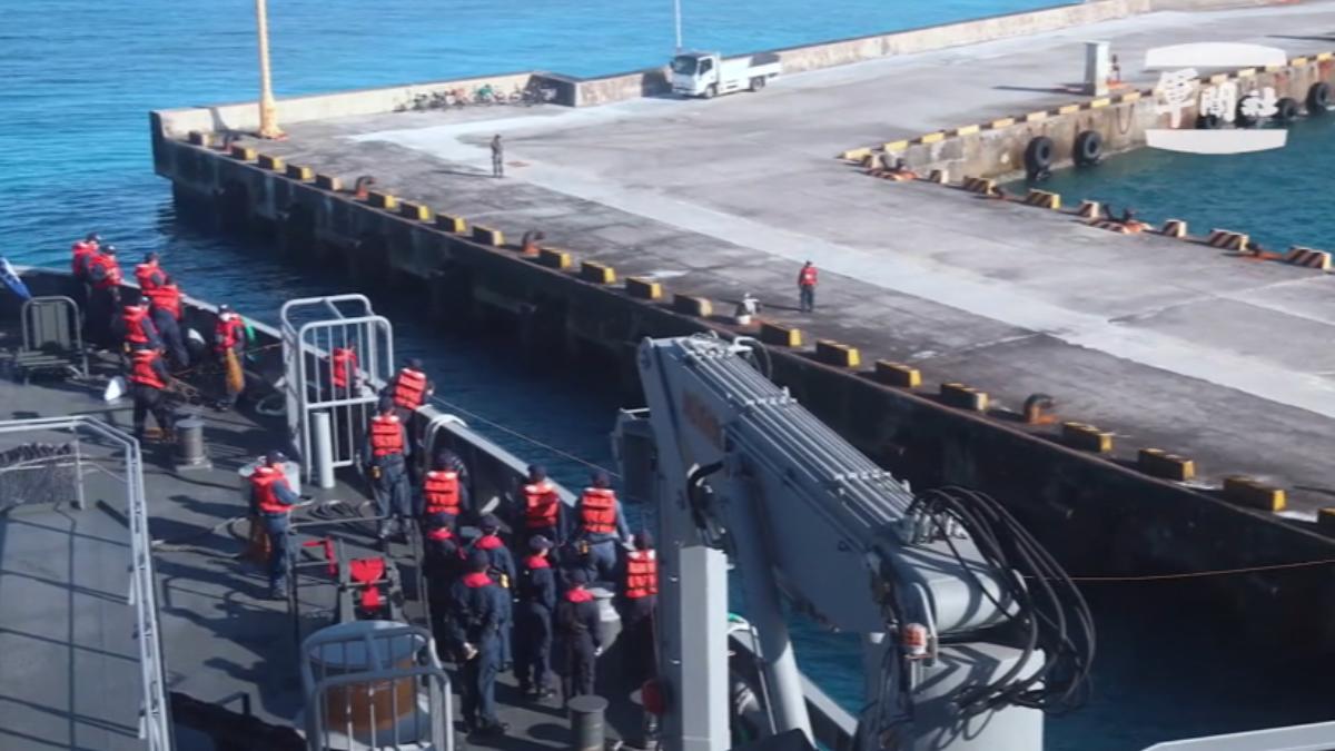 海軍萬噸級磐石艦靠泊太平島，戰略意義重大。（圖／軍聞社）