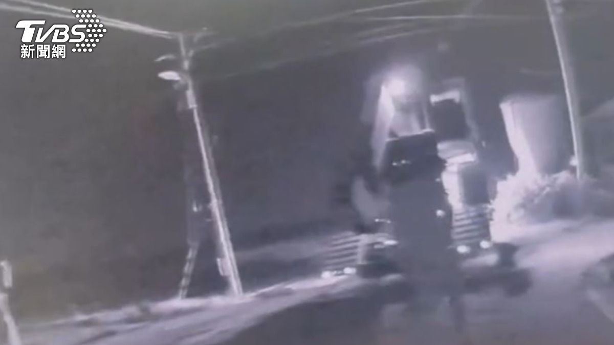拖板車載運怪手進入美濃農地坑洞。（圖／TVBS）
