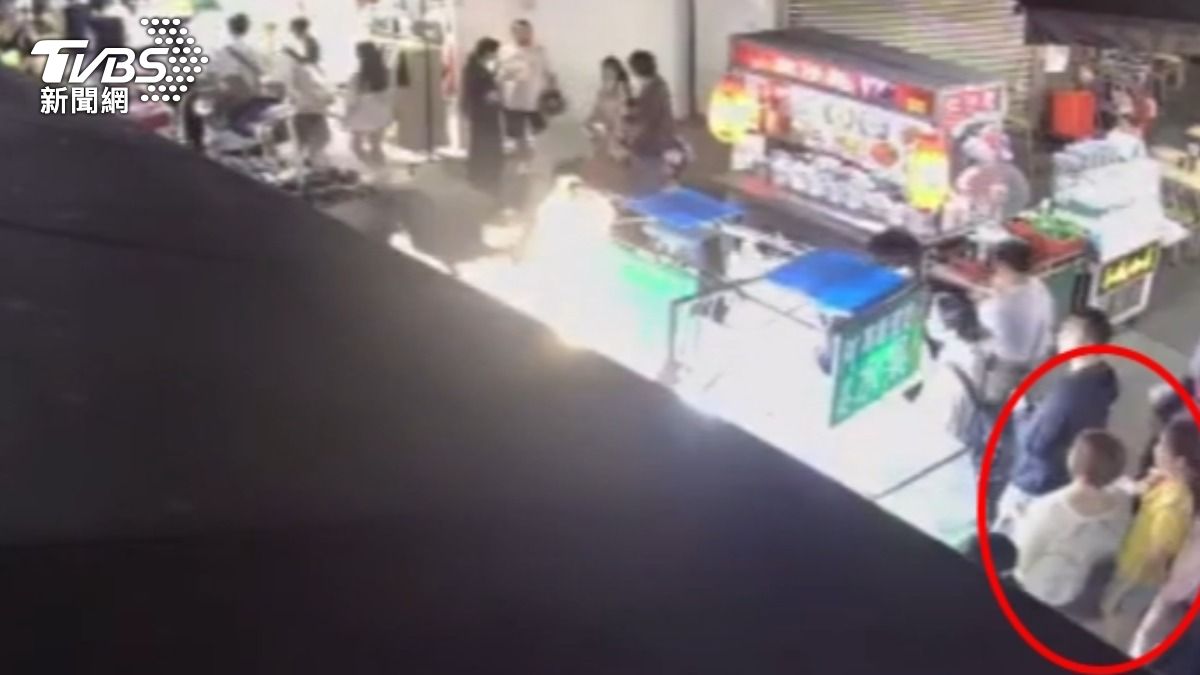 親友排隊買黃仁勳愛店,男女站服飾店外爆衝突。(圖/TVBS)