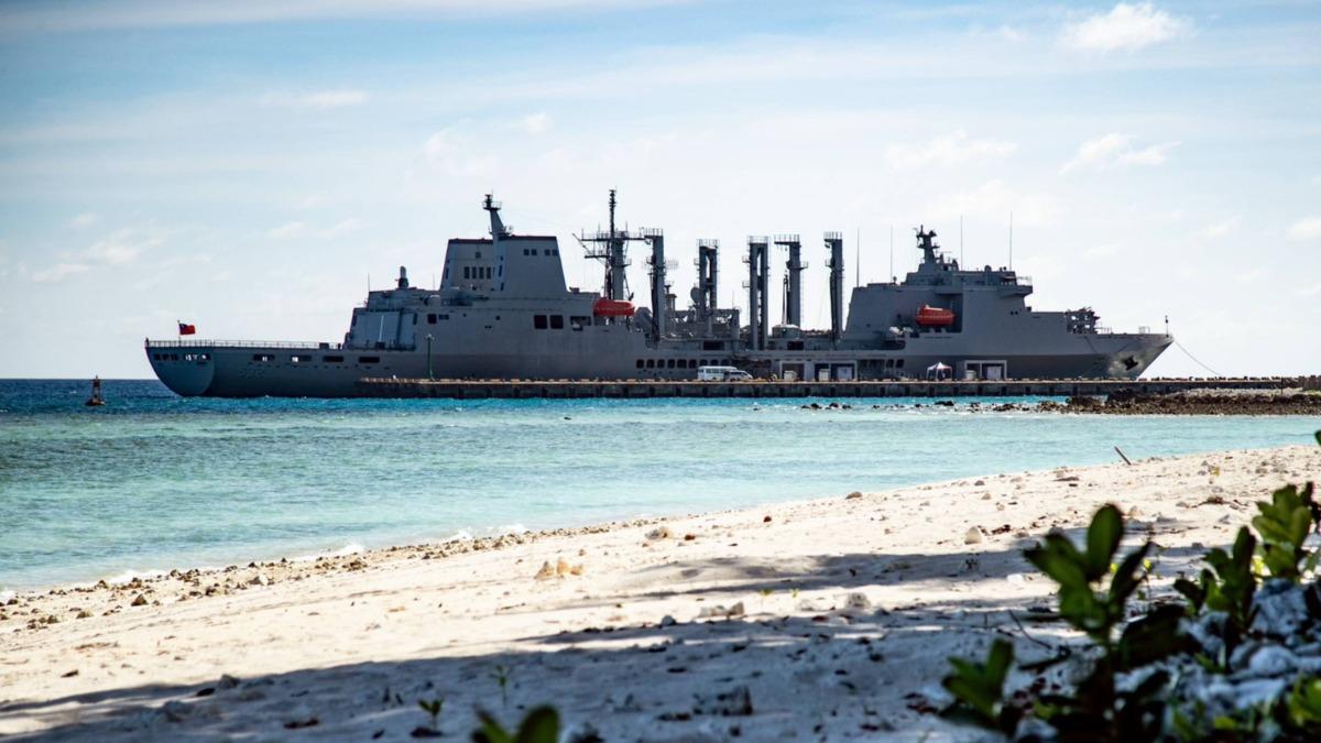畫面首度曝光，海軍磐石艦直接靠泊太平島碼頭。（圖／軍聞社）