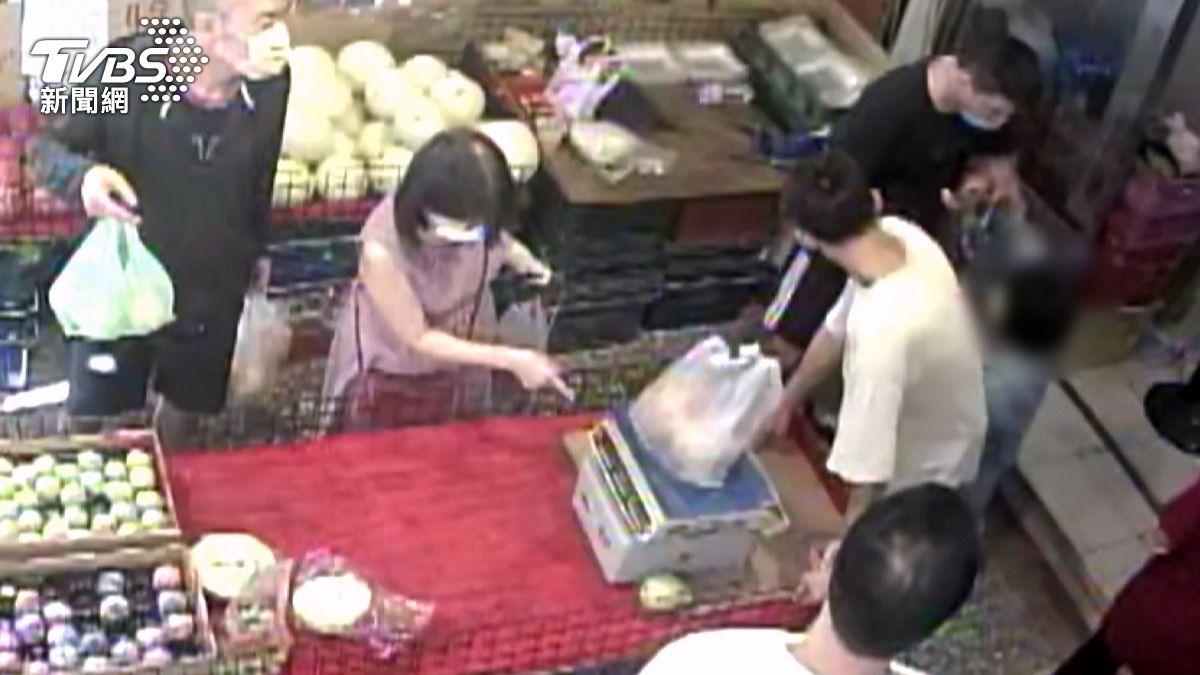 市場婦偷蘋果遭報警 攤商:不再姑息。(圖/TVBS)