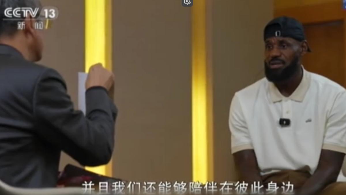 詹姆斯第15次訪問中國，接受央視主播白岩松的專訪。（圖／CCTV-13）
