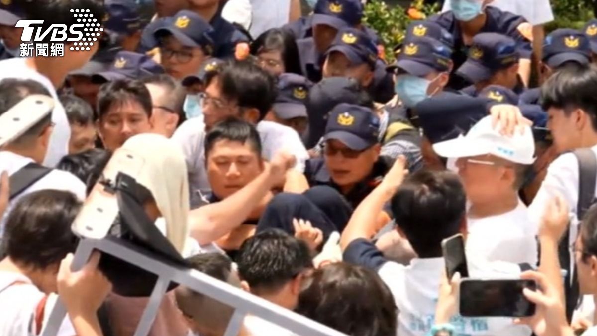 警方15日傳喚黃國昌到案說明，但據了解，黃國昌要出席柯文哲羈押庭，無法到案說明。（圖／TVBS）