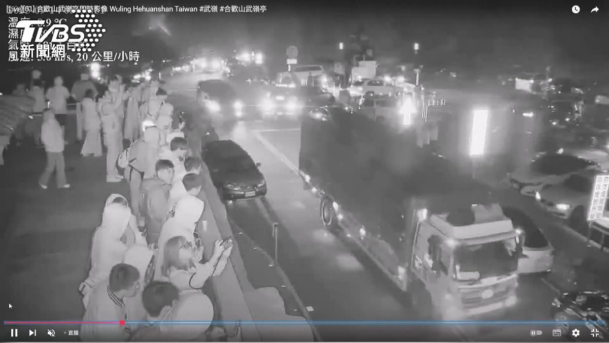 武嶺日出盛況引交通亂象!違停車輛堵路「貨車司機憤怒按喇叭」。(圖/TVBS)