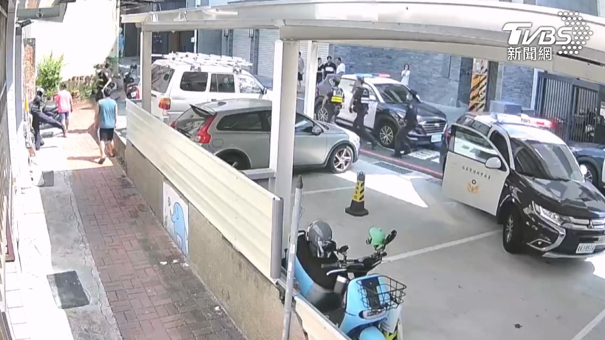 台南一名男子與民眾發生行車糾紛後意圖持榔頭敲車，引發警方追查。（圖／TVBS）