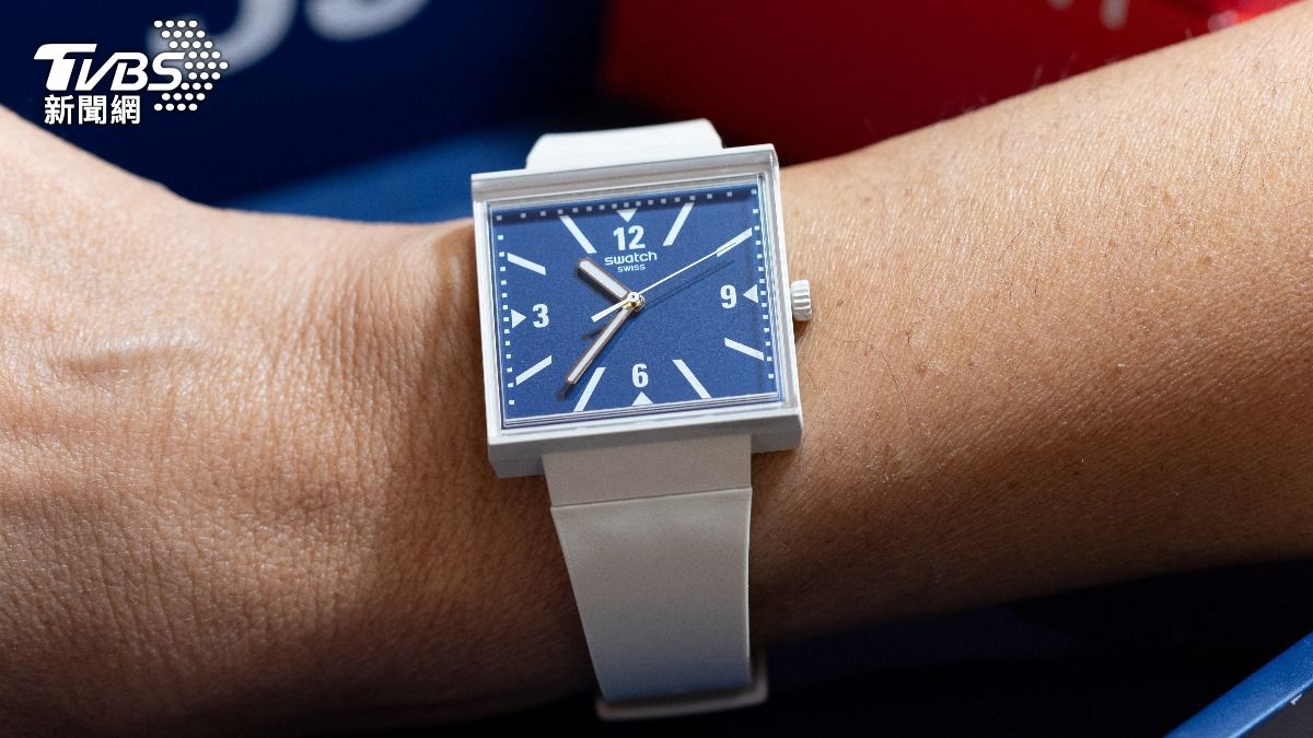 瑞士知名手錶品牌「Swatch」推出一款限量版手錶,諷刺美國總統川普對瑞士課徵的39%關稅。(圖/達志影像路透社)