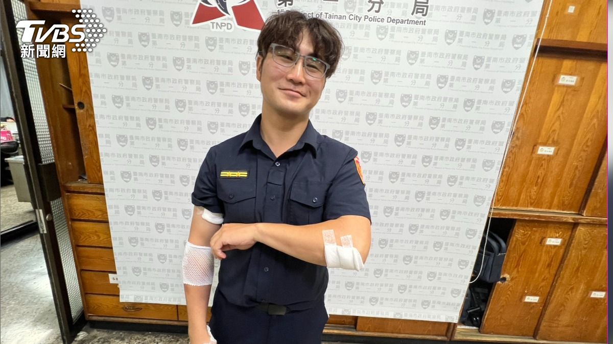 負傷的德高派出所長林海平四肢包紮，一年前，他為了攔違規車輛也遭拖行受傷。（圖／TVBS）