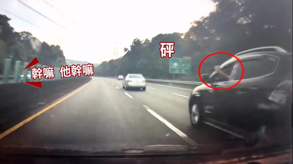 國道驚魂！黑休旅追逐賓士　男邊開車邊開槍。(圖／threads/zheng_hong.ko)