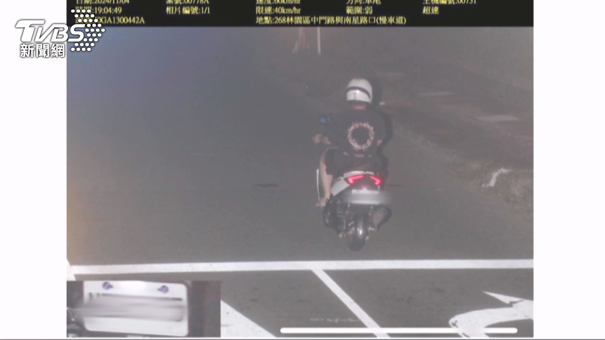 高雄市一名陳姓騎士日前遭警方開罰,原因是車牌燈過亮導致車牌難以辨識,罰款高達3000元。(圖/TVBS)