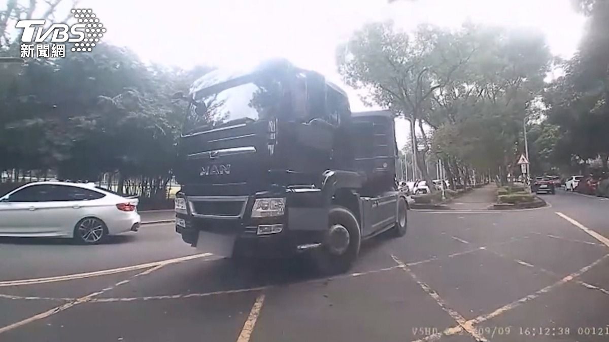聯結車司機拒攔檢!警掏槍喝阻「仍鑽入車流」 雲林落網辯養家。(圖/TVBS)