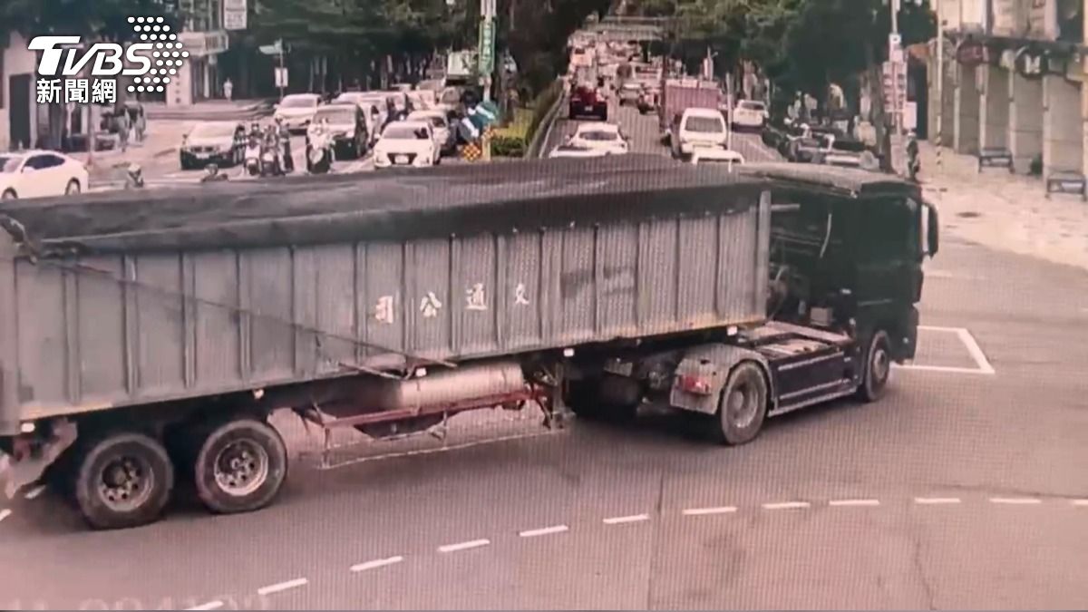 聯結車橫行林口 通緝犯「養家」辯詞遭逮。(圖/TVBS)
