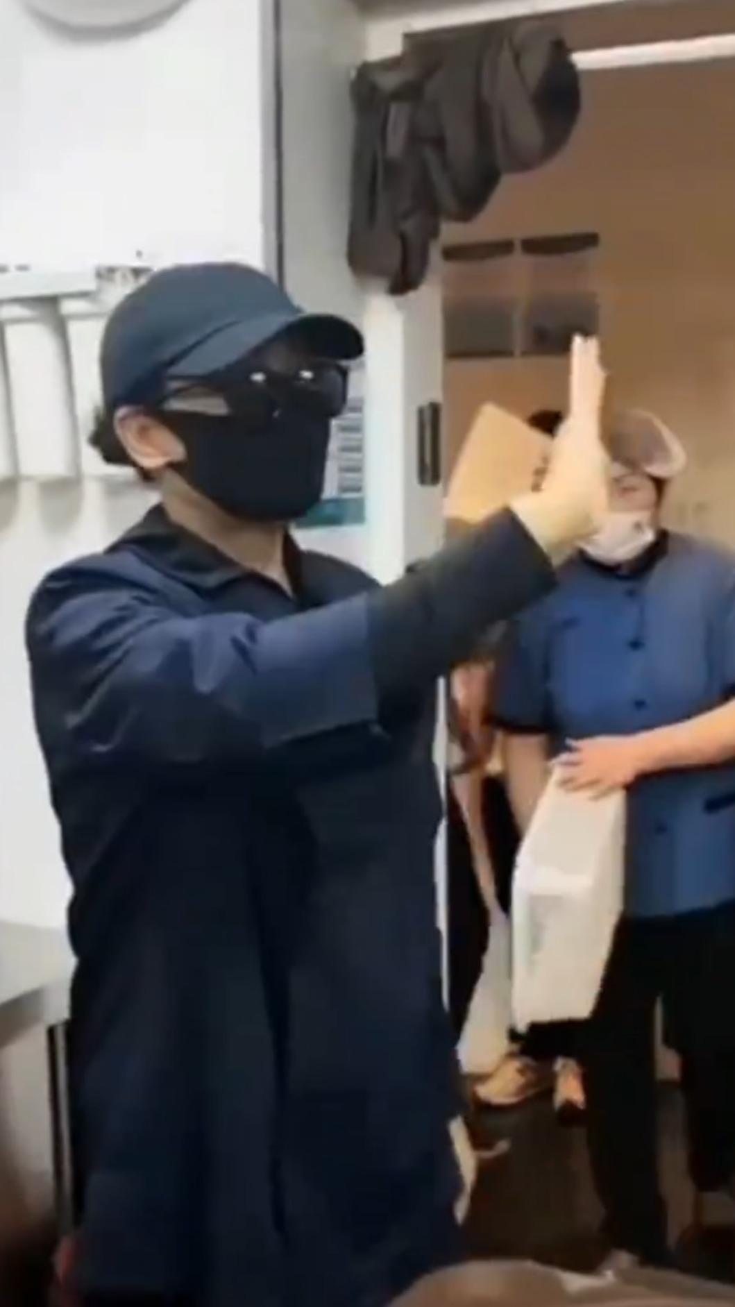 張蘭的行為被網友狠批:「沒衛生比用預製菜還可怕」。(圖/翻攝自微博)