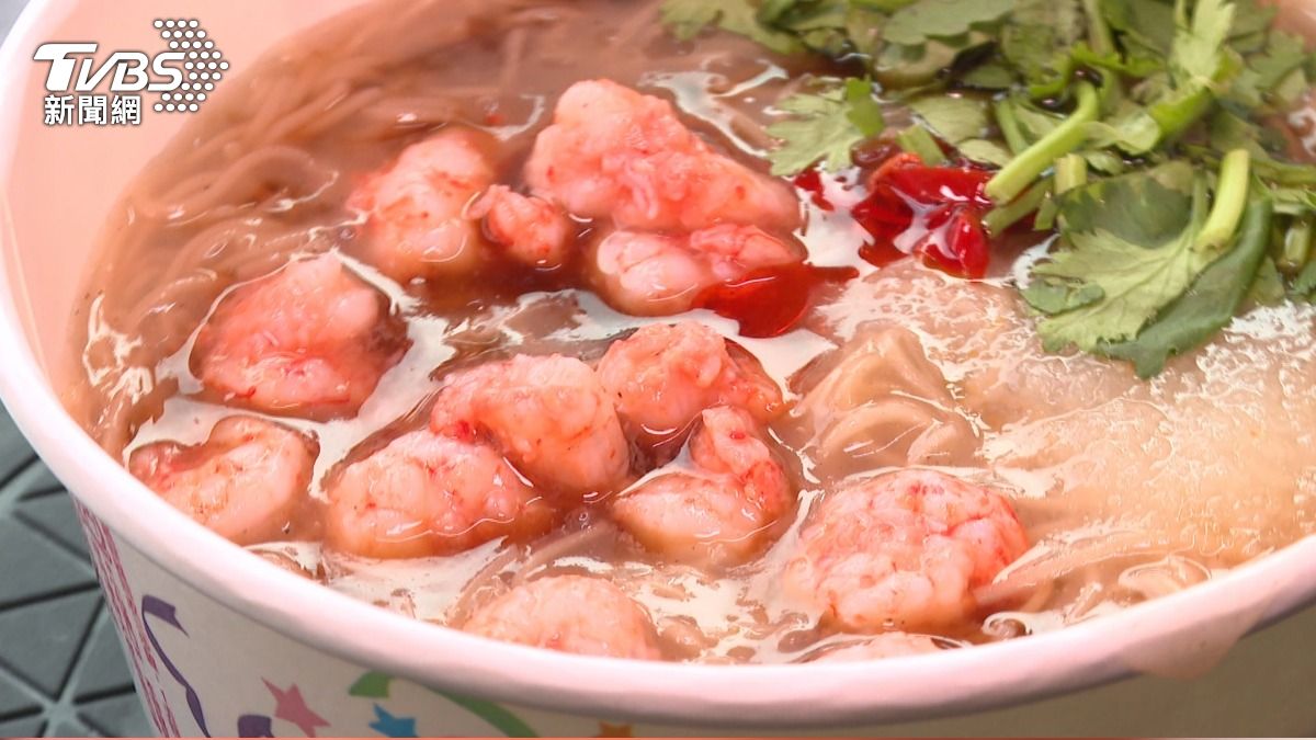 另一家麵線攤還加入南部著名的火燒蝦仁。(圖/TVBS)