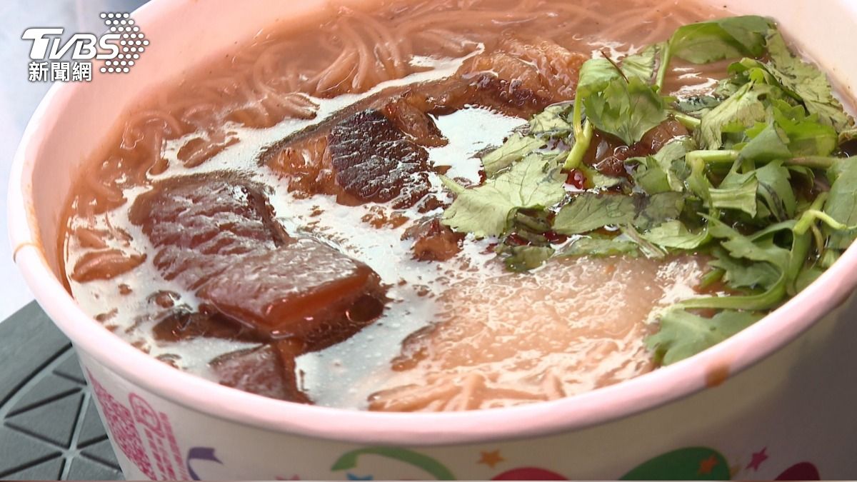 懷舊風味加入油亮的爌肉。(圖/TVBS)