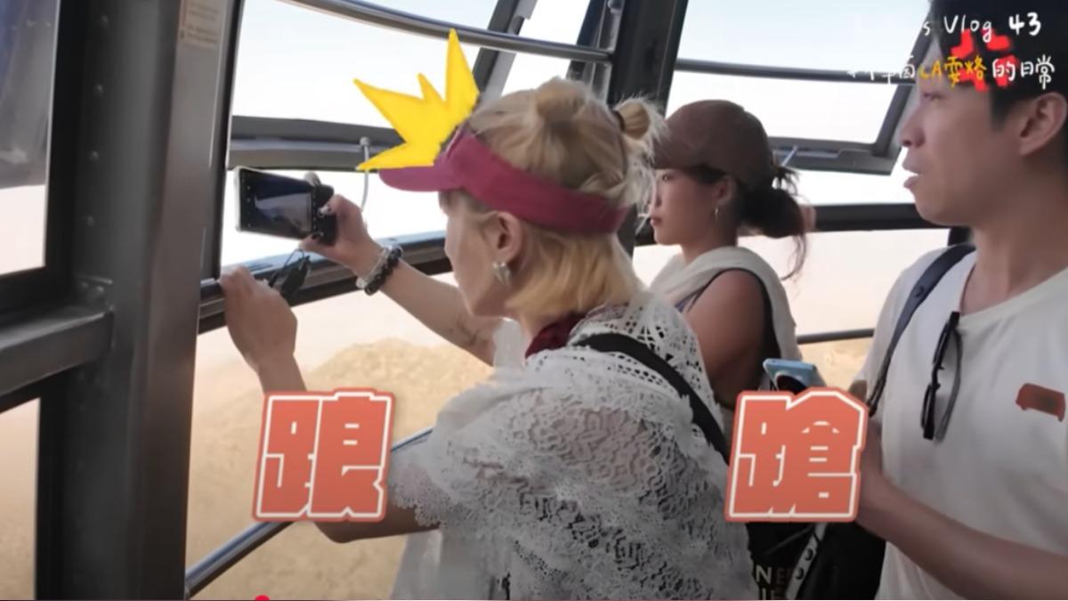 陳漢典伸手拉住Lulu。(圖/翻攝Lulu YouTube)