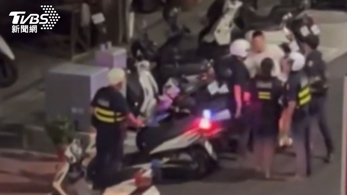 深夜大鬧街頭,男怒喊不要拉我,跟警拉扯遭壓制。(圖/翻攝我是蘆洲人)
