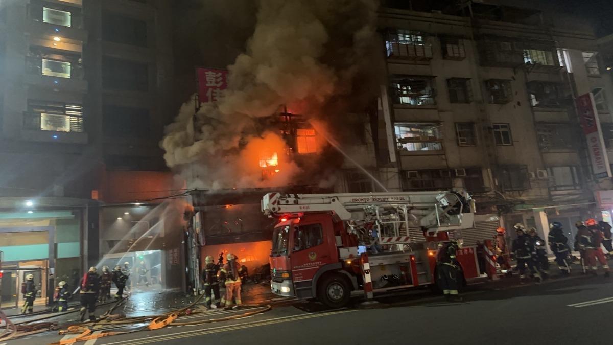 鐵皮屋陷火海,消防人員佈水線搶救,警方急封路。(圖/消防局提供)