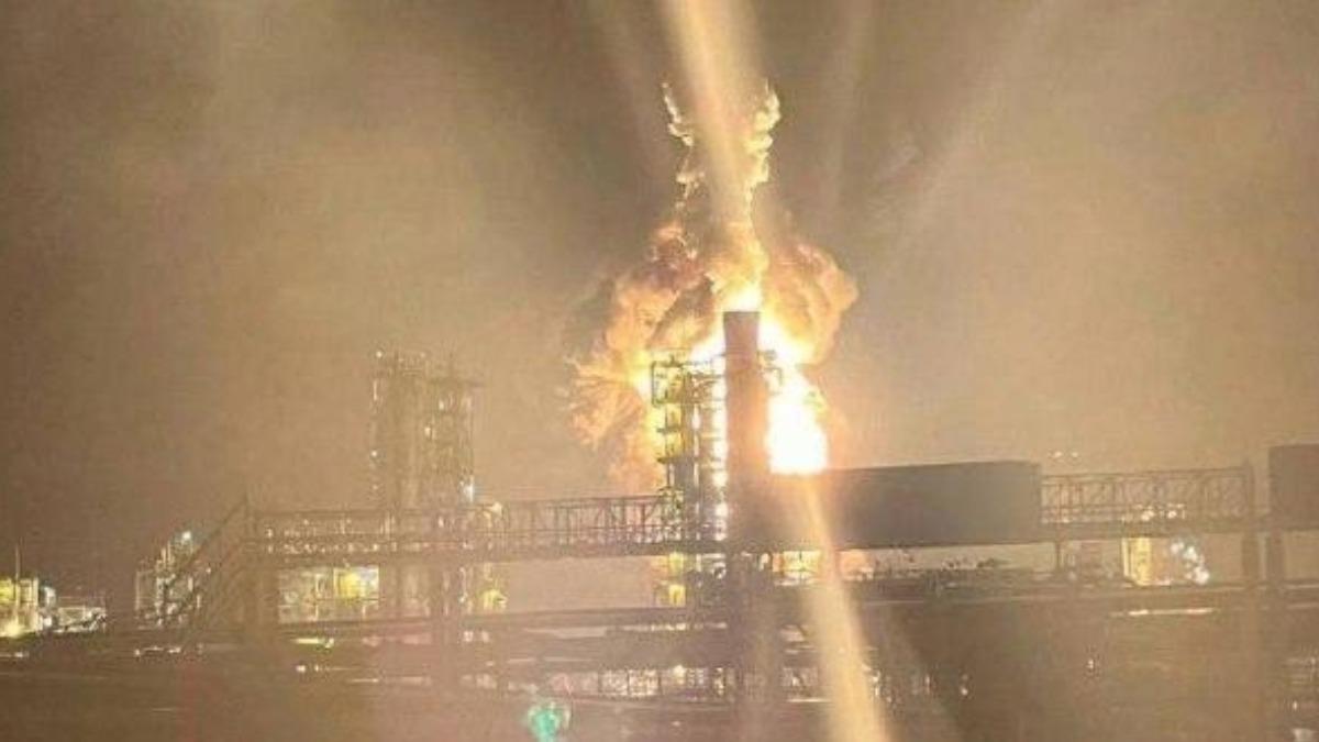 烏軍無人機「大規模攻擊」!俄煉油廠起火爆炸 烈焰染紅夜空