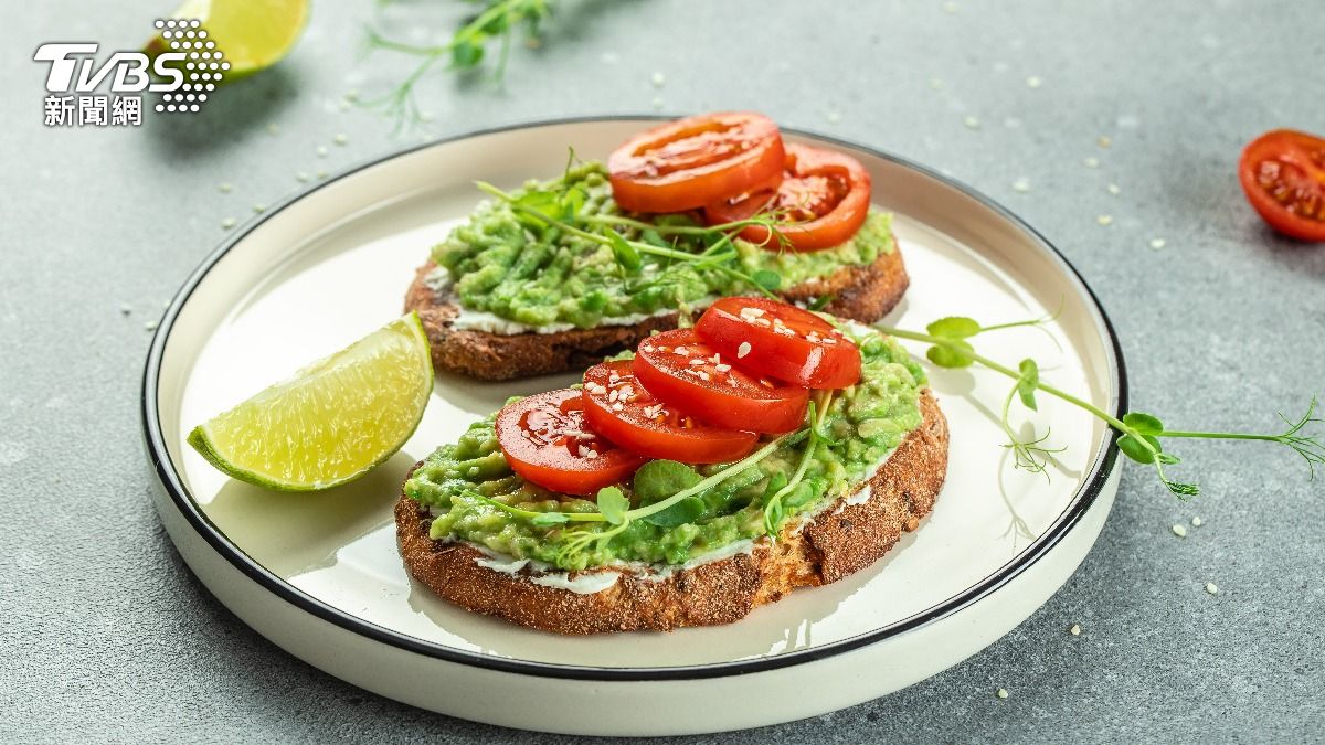 白吐司搭配其他食物可穩定血糖。（示意圖／shutterstock達志影像）