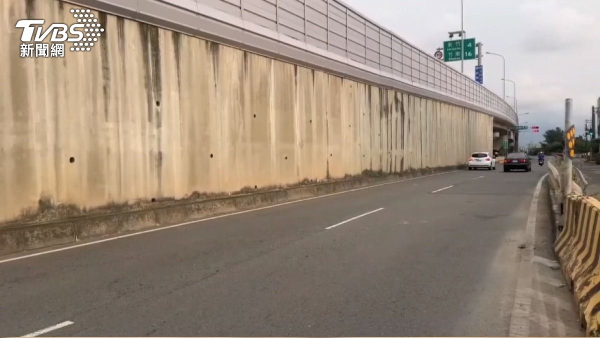 21歲男偽造車牌逃逸　自撞護欄噴飛慘死。(圖／TVBS)