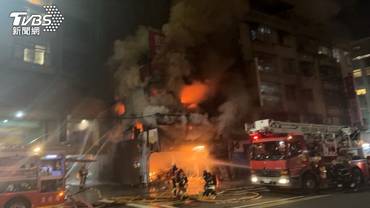 三重賣場陷火海，迅速延燒二三樓住宅，鐵皮焦黑。（圖／TVBS）