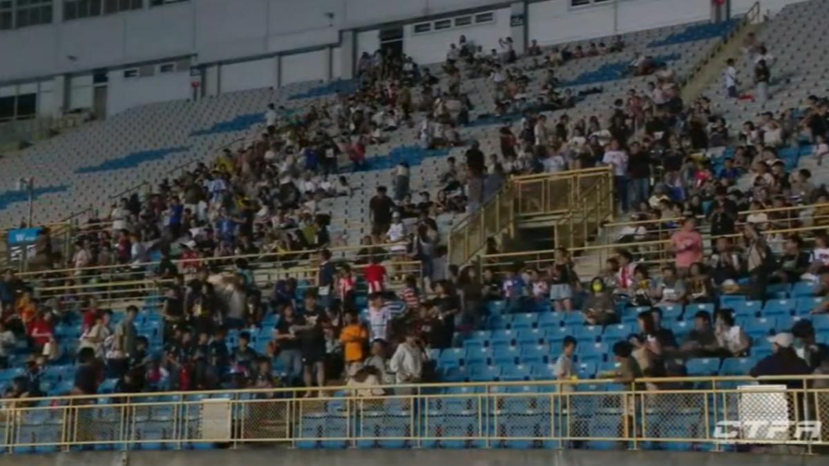 台北田徑場燈具爆炸起火。(圖/翻攝 CTFA TV)