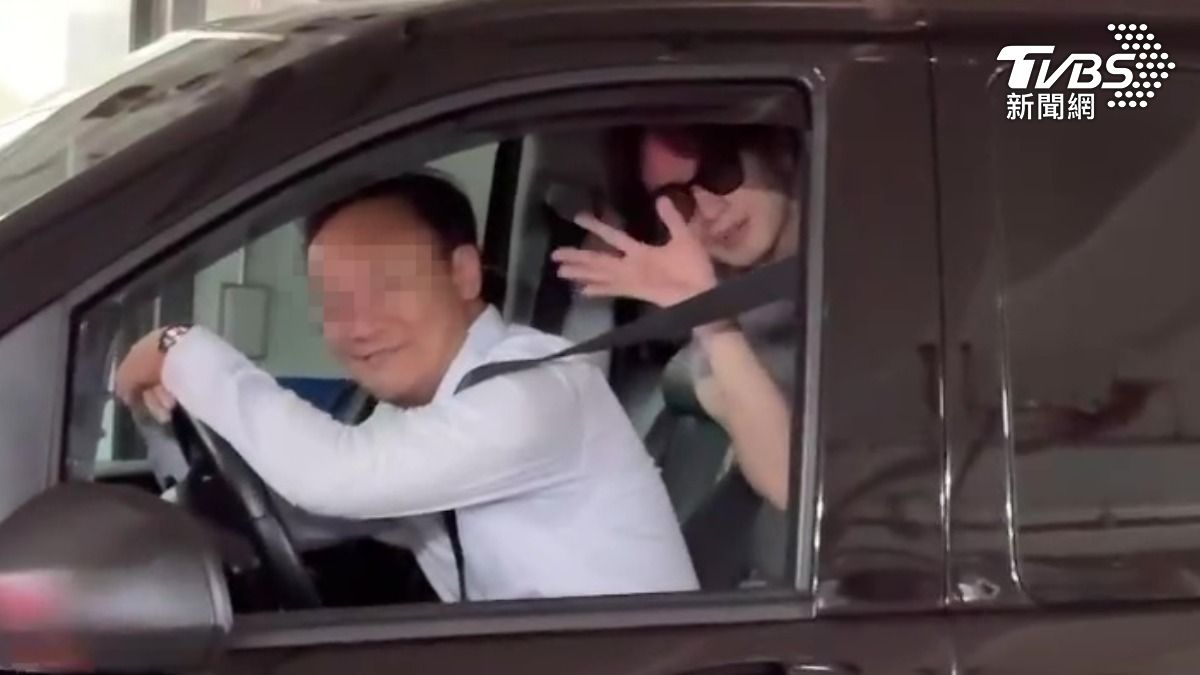 獨/中島健人下班路2舉動太暖!丟飛吻謝台粉 鑽到前座燦笑道別