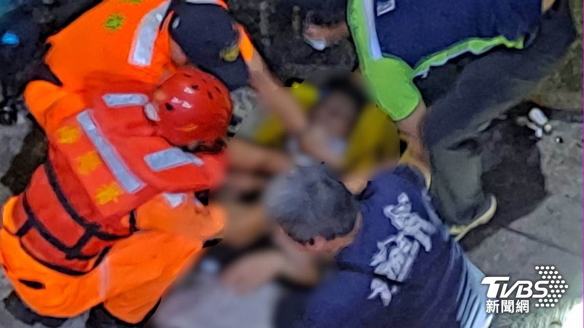 釣客場摔斷腿,動彈不得。(圖/TVBS)