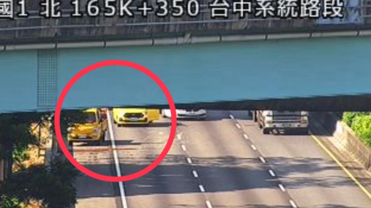 快訊/上班注意!國1台中段小貨車翻車 車流回堵塞爆