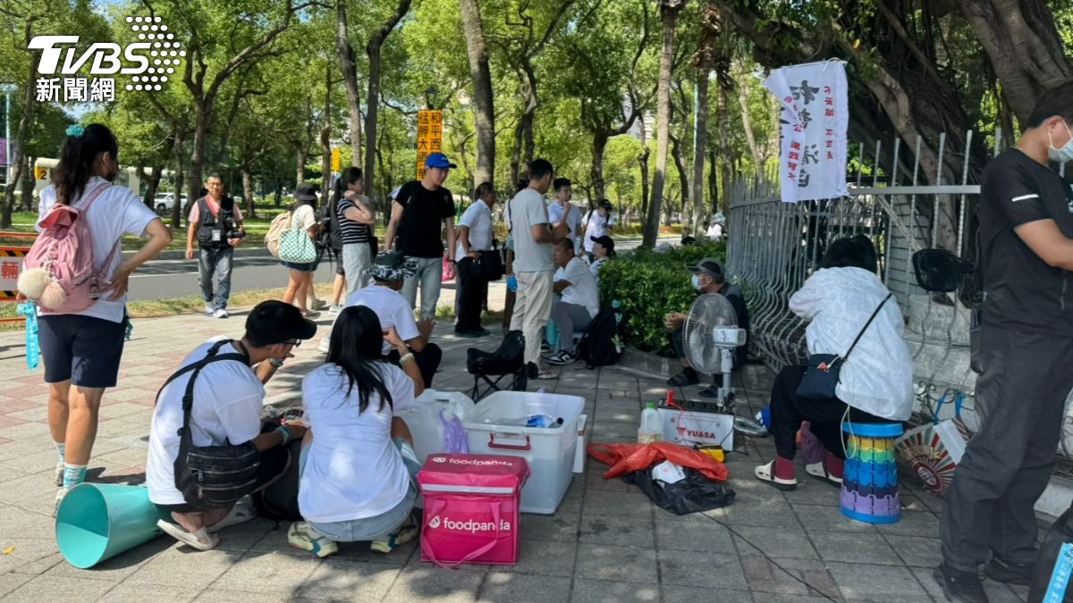 阿北再戰羈押庭 小草北院外集結喊:柯文哲清清白白