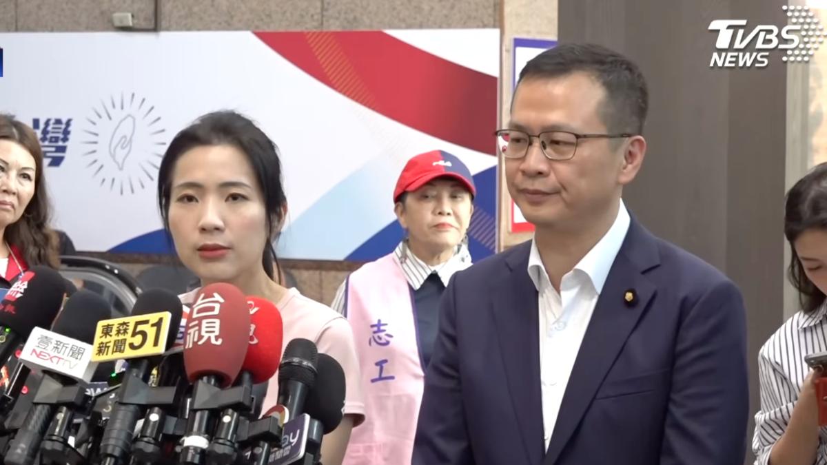 國民黨立委羅智強領表參選黨主席,由同黨立委徐巧芯陪同。(圖/TVBS)
