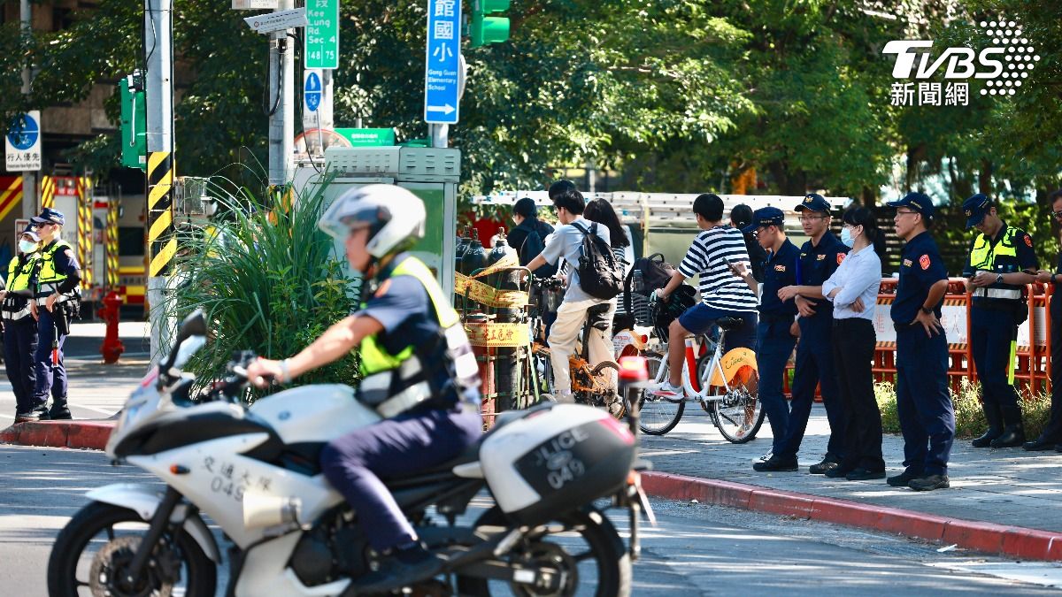 警方也在現場指揮交通。（圖／華子琛攝）