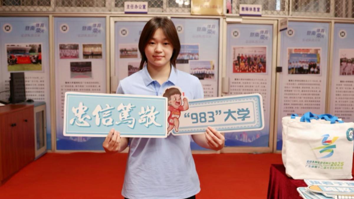 廣州暨南大學為全紅嬋拍攝的新生照,被網友指出她發福不少。 (圖/翻攝自微博@OK_就是很好啊)