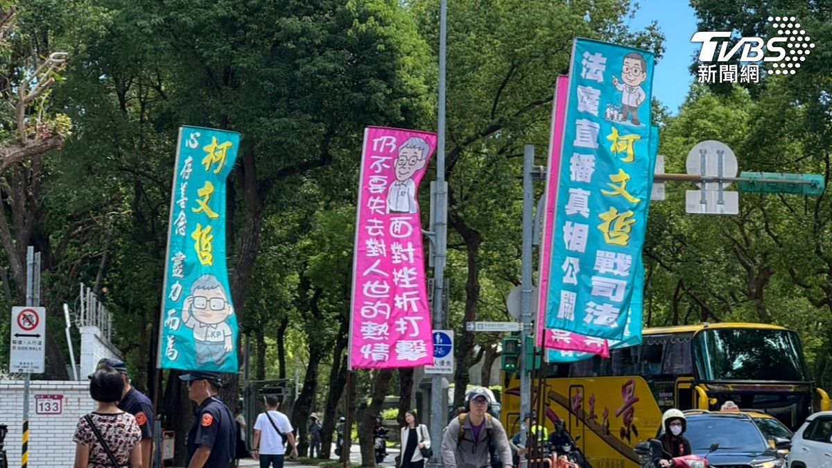 小草自製旗幟在北院外集結。(圖/劉庭宇攝)
