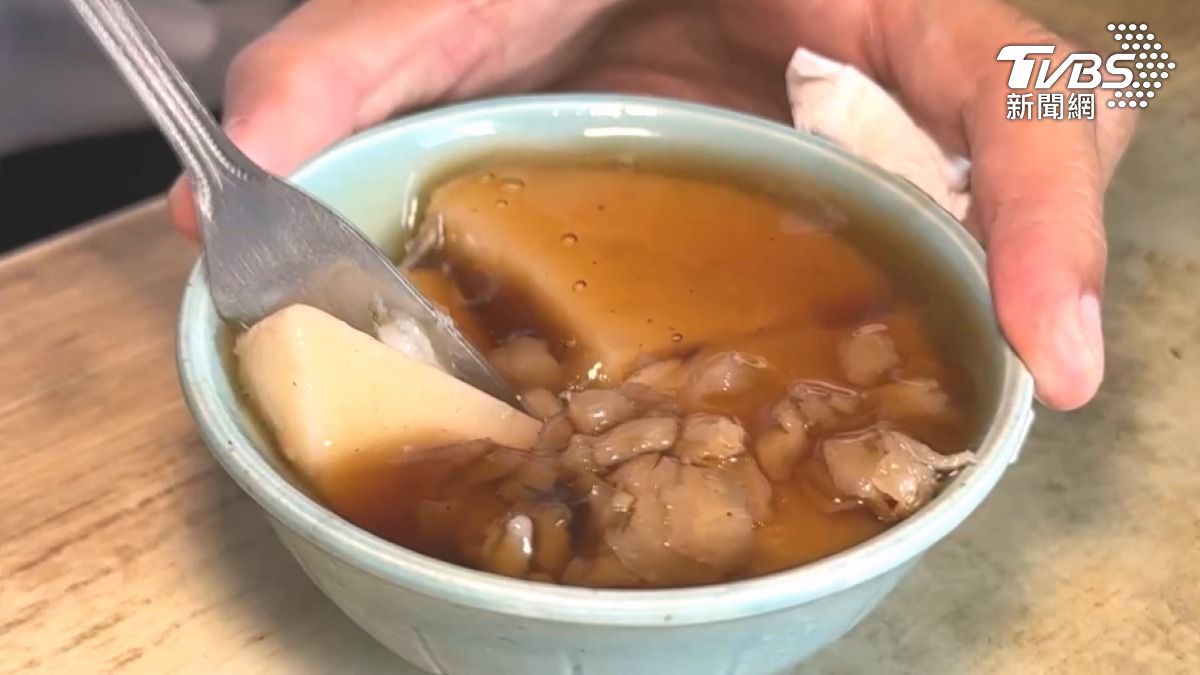 物價高漲,高雄前鎮市區居然還有一碗15元的碗粿,顧客結帳時都在三確定有沒有算錯,不能讓老闆虧錢(圖/TVBS)