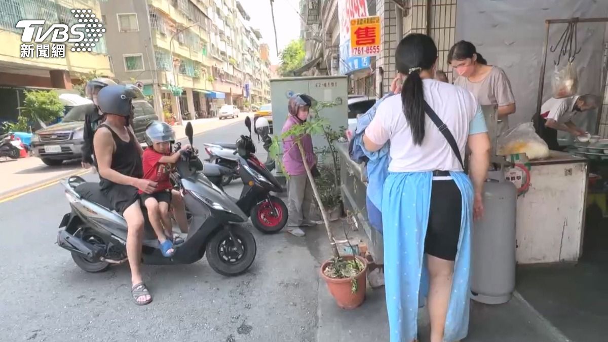 除了內用,還有不少人選擇外帶,而且一點,就是全家份量,佛心價格,搭配幾十年的人情味,仍吸引不少人(圖/TVBS)