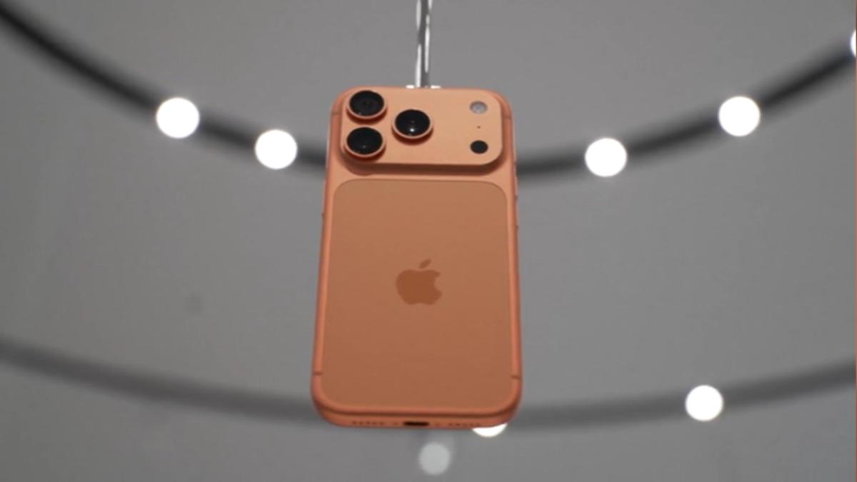 iPhone17傳出蘋果建議不要貼膜,以免影響視覺清晰度。(圖/TVBS)