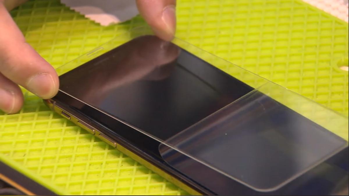 iPhone17附有7層抗反射鍍膜,傳出蘋果不建議貼膜。 (圖/TVBS)