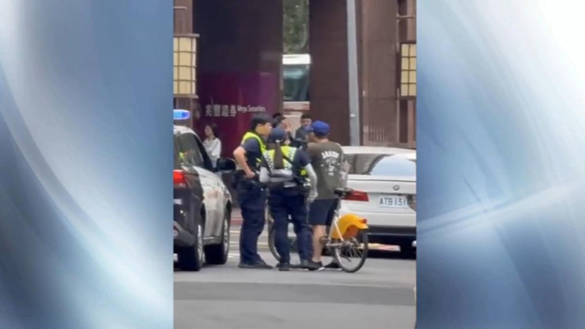 男牽單車闖紅燈,見警拒檢逃遭攔。(圖/threads@kevinlin_0407)